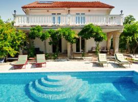 Villa Vika Apartments, hotel i Njivice