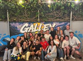 The Galley Party Hostel, hotel di Shkodër
