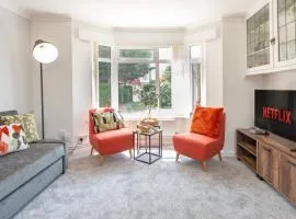 3-Bedroom Cosy Stunning Central Home, Sleeps 8 with Parking and Private Garden - LONG TERM STAY SPECIAL OFFER AVAILABLE! - by Blue Puffin Stays