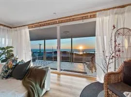 Pet-friendly Beachfront Family Getaway With Views