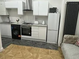 2-bed flat with free parking