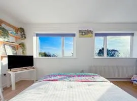 Glastonbury Studio- amazing views and Free Parking