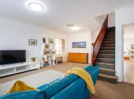 Sunny Stays Holiday Home - 5 min to Fremantle