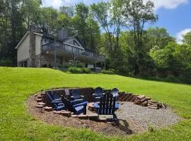 Bourbon Sunsets- 3-bedroom Dog-friendly home with Hot Tub and Gorgeous Views!