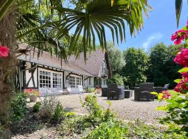 Le Clos Vildor, maison de charme bordée par la rivière, hôtel à Canehan