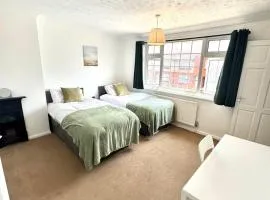 Rushden 5 Beds 3 Bedroom Home - 14 Miles To Bedford - Contractors - Families - Free Parking - Garden - Fast Wifi - Smart HD TV with Netflix