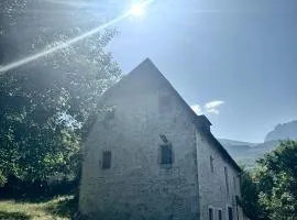 Nika Guesthouse & Camp