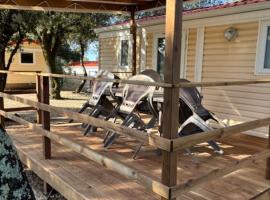 Camping l'Horizon 30, hotel v destinaci Les Mages