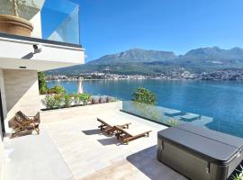 Azurno Pristaniste 3, hotel v destinaci Njivice