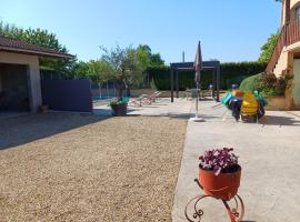Villa avec piscine au calme à la campagne, ξενοδοχείο σε Foissiat