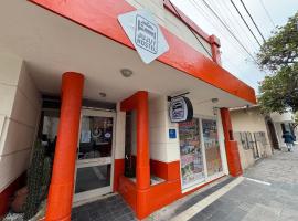 Jujuy Hostel，聖薩爾瓦多德胡胡伊的有停車位的飯店