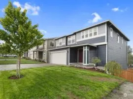 19932 Stylish Spacious 5BR3BA Home in Spanaway