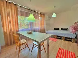 Sunny Cozy Retreat Big Balcony