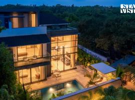 CASA JOE by StayVista luxurious 3BHK villa with Pvt Pool, Bathtub & Complimentary E-bikes, hotel in Vagator