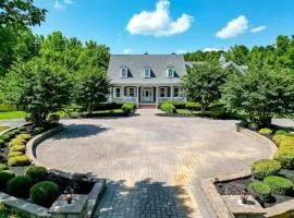 Beautiful Estate in 19 acres of land in Apex