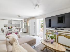 LA VILLA DES FLEURS en duplex avec jardin et piscine, hotel in Le Cannet