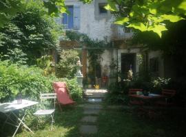 Une chambre au jardin, hotel v destinaci Saint-Pons-de-Thomières