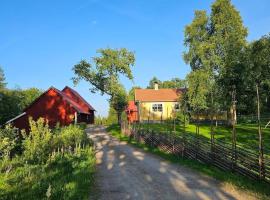 Blommastorp - Cozy cottage in the countryside، فندق في Strömsnäsbruk
