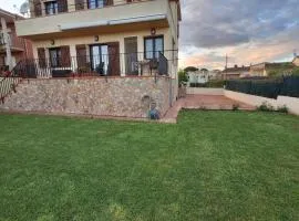 Casa fantástica en zona tranquila Un alojamiento para todos Nuestra casa es perfecta tanto para familias y amigos que buscan descanso, como para ciclistas que desean explorar la zona Para ciclistas ofrecemos un espacio seguro para guardar bicicle