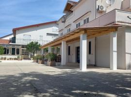 Apartment-rooms Preka, hotel in Rab