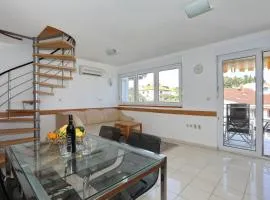Gumbek11, Two Story, Two-Bedroom Apartment by the Sea
