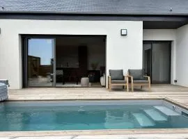 766 - Maison moderne avec piscine privative.