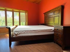 Spacious and bright bedroom with separate bathroom, hotel v destinaci Delta