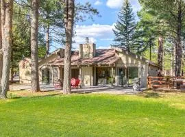 Golf Course Getaway and Hot Tub Haven in Pinetop!
