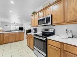 Thousand Hills Golf View Condo Walkin with Elevator and close to 76