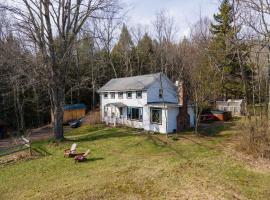 1894 Catskills Farmhouse Retreat, hotel v destinaci Tannersville
