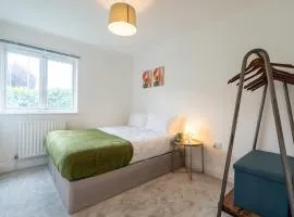 Kingston Centre Location 2-Bed Flat Sleeps 5