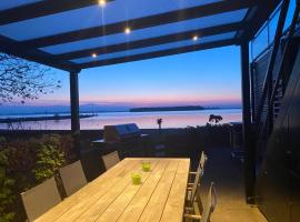 BEACH VILLA in erster Reihe - direkter Strandzugang - eingezäunter Garten - Dachterrasse - 2 Gartenterrassen - Terrassendach - Grill mit Plancha - XXL Meerblick - Bar - SONOS Soundanlage - Pool Whirlpool - kinderfreundlich - Hunde willkommen, hotel v destinaci Hulshorst