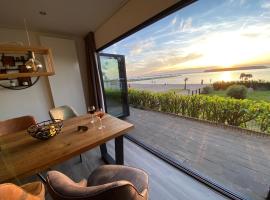 BEACH VILLA in erster Reihe - direkter Strandzugang - eingezäunter Garten - Dachterrasse - 2 Gartenterrassen - Terrassendach - Grill mit Plancha - 5-Sterne-Meerblick - Bar - Kamin - Soundanlage - Pool Whirlpool - kinderfreundlich - Hunde willkommen, ξενοδοχείο σε Hulshorst