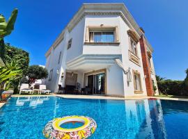 L'Orchid&eacute;e - Villa de luxe avec piscine chauff&eacute;e, ascenseur privatif et vue sur le lac de Tunis, caba&ntilde;a en T&uacute;nez