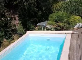 Villa avec petite piscine dans cadre verdoyant