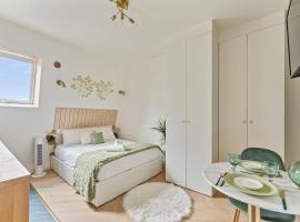Beautiful Studio Metro and Paris at Your Door, hotel in Neuilly-sur-Seine