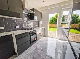 Modern and stylish 3 bedroom 2 bathroom west end house with Free WiFi and parking