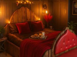 Crimson Hollow with private hot tub, hotel v destinaci Hastings