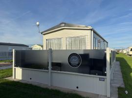 Sunnymede B7 - Fantasy Island, Hot tub, wrap around veranda, WiFi, pet free - Meadow Lakes Caravan & Lodge Hire, hotel sa Ingoldmells