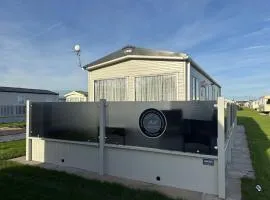 Sunnymede B7 - Fantasy Island, Hot tub, wrap around veranda, WiFi, pet free - Meadow Lakes Caravan & Lodge Hire