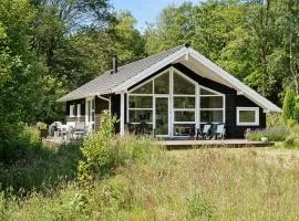 Skovhus Med Bæk Ved Hjarbæk Fjord