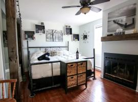 The Jypsy Inn - Tuxedo Room Muskoka, apartamento en Bracebridge