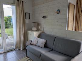 Petite Maison Chaleureuse avec piscine, hotel in Dolus-d'Oléron
