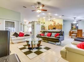 Screened Patio and Hot Tub Port St Lucie Home!, hotel v destinaci Lighthouse Point