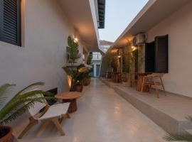 Pappou Studios, hotel in Leptokaryá