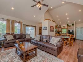 Hickory Hideaway with Communal Pool Access, hotel in Hollister