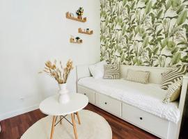 Nice studio with a terrace, hotel mesra haiwan peliharaan di Levallois-Perret