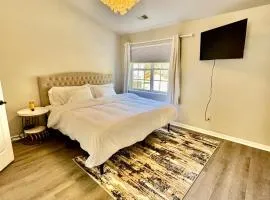 Modern Entire 2-Bedroom House for 6 Guests at University City