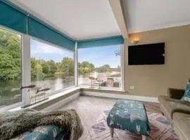 Creebank Cottage with river view