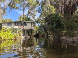 Tree House Treasure, hotel a Tarpon Springs
